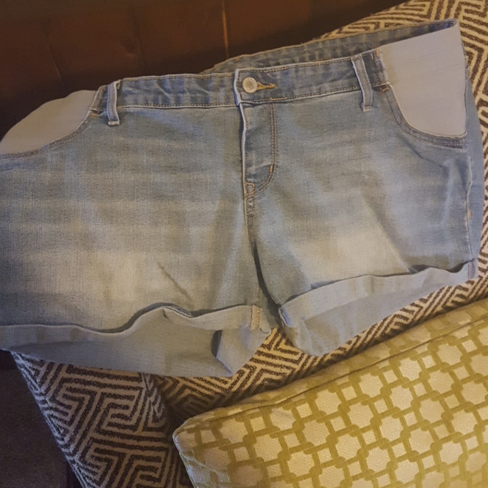 Side panel maternity shorts